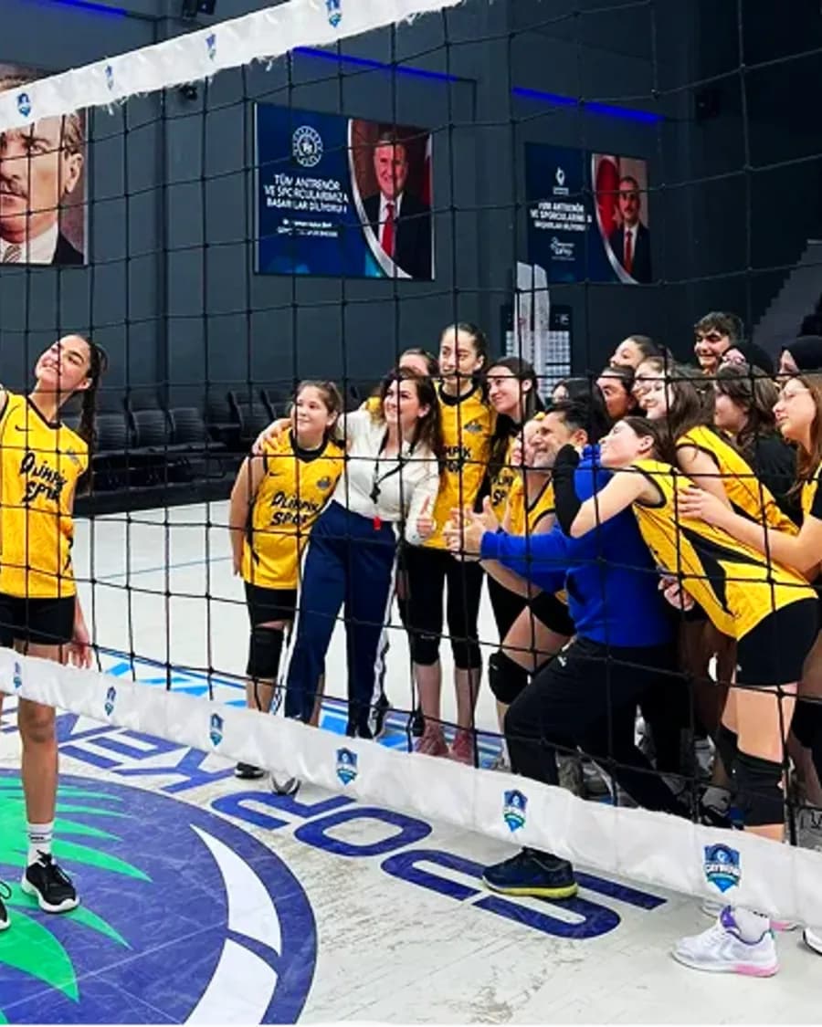 Voleybol takımımız fileden zafer kutlaması