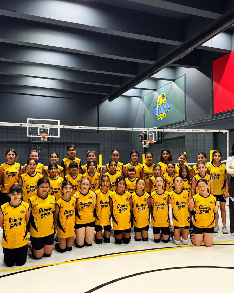 Voleybol takımımız antrenörleriyle toplu fotoğraf