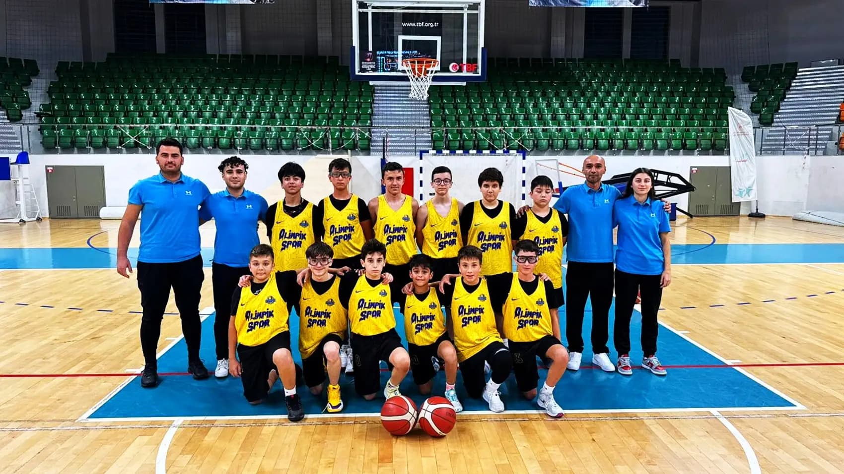 Olimpik Spor Kulübü sporcuları antrenman salonunda