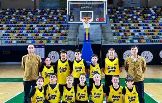Olimpik Spor Kulübü kampüsünde toplu fotoğraf